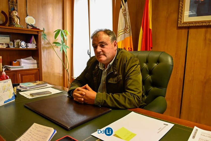 Amador Díaz, en el despacho de la alcaldía antelana. | FOTO: Noelia Caseiro.