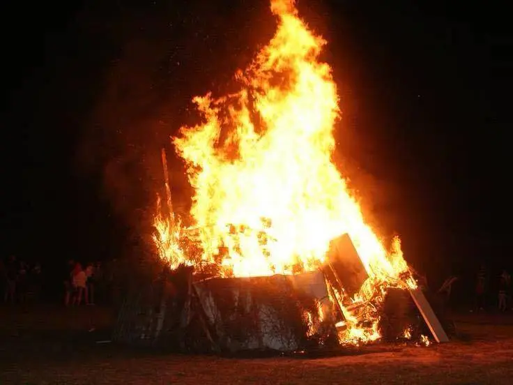 Habrá una gran fogata para celebrar la noche.