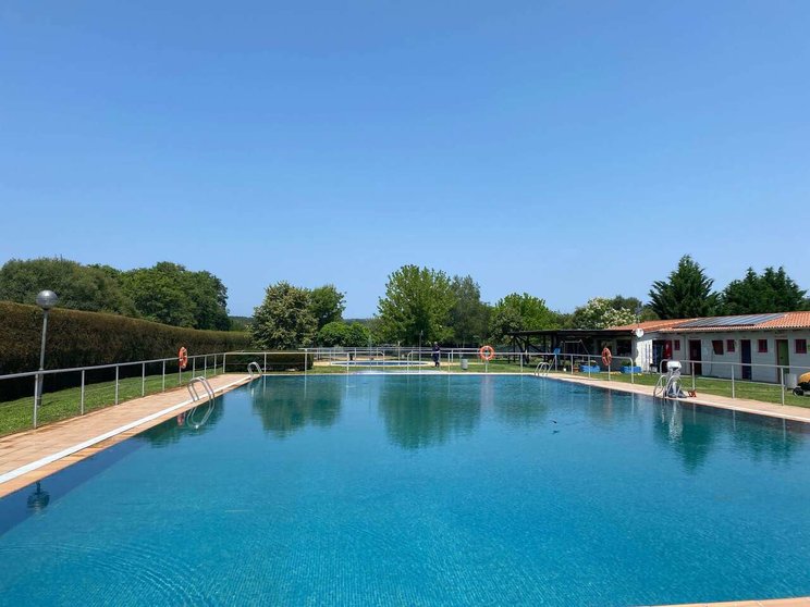 La piscina municipal de Rairiz de Veiga está lista para recibir a los bañistas a partir de este sábado.