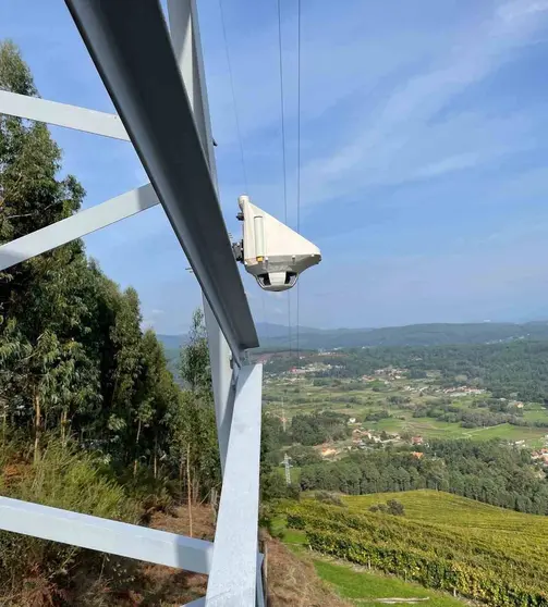 Dispositivo de Fire Detection ubicado en una torre de la red eléctrica.