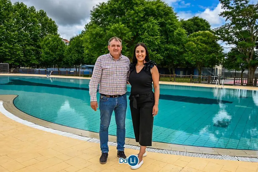 El alcalde de Xinzo, Amador Díaz; y la concejala de Deportes y Mantenimiento de Parques y Jardines, Cristina Campero, en las piscinas municipales. | FOTO: Noelia Caseiro.