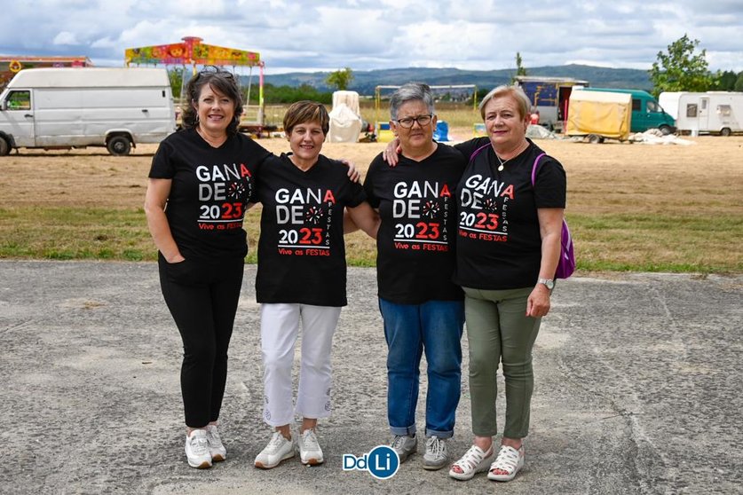 Ángeles Martínez, Carmen Losada, Concha Villamarín e Maricarmen Lama forman parte da comisión de festas de Ganade. | FOTO: Noelia Caseiro.