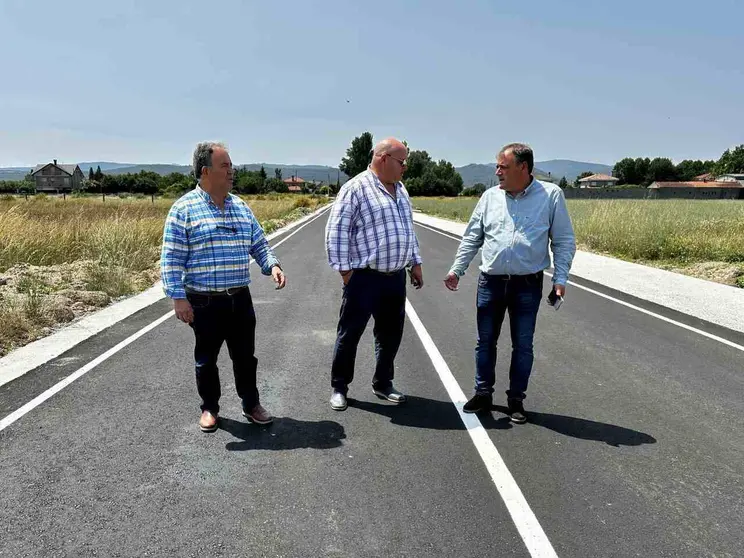 Ramón Gómez, concejal de Obras e Infraestructuras; y Amador Díaz, alcalde de Xinzo; comprobaron el resultado de las obras.