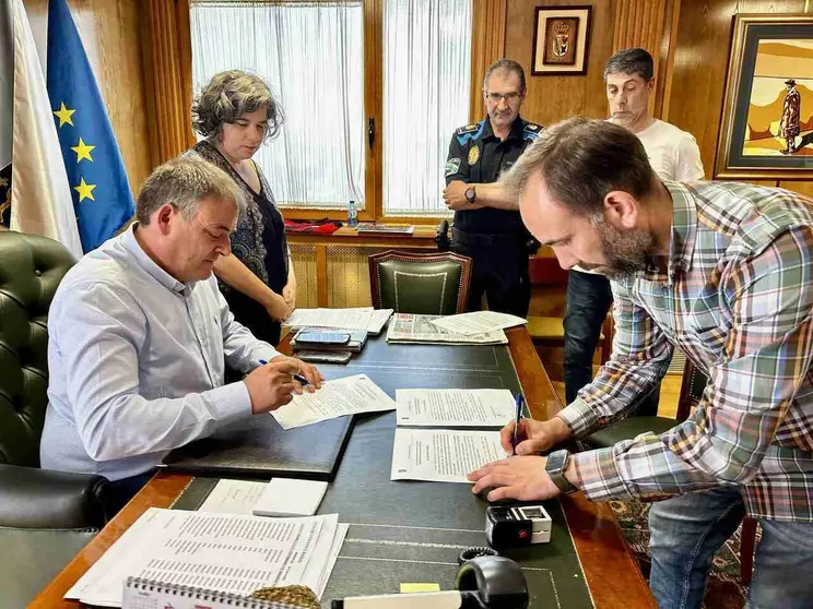 O alcalde, Amador Díaz; e o novo inspector xefe da Policía Local, José Manuel Estévez, reuníronse este venres para a súa incorporación inmediata ao corpo.