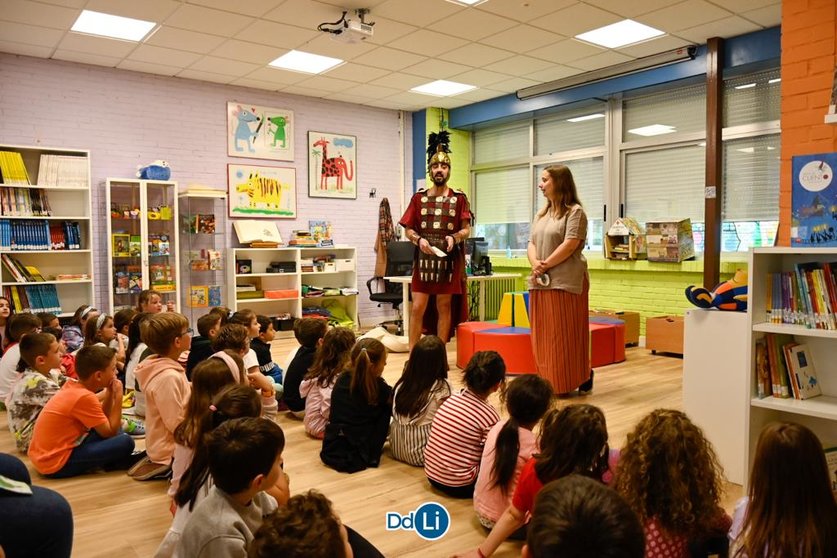 A Asociación Civitas Limicorum visitou a finais de curso os colexios de Xinzo para falar cos nenos sobre os romanos e os castrexos. | FOTO: Noelia Caseiro.