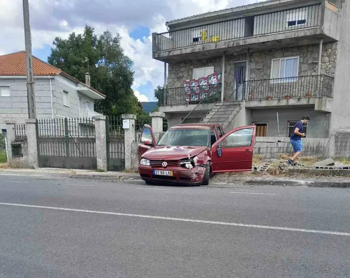 El vehículo se salió de la vía e impactó contra el muro de la vivienda.