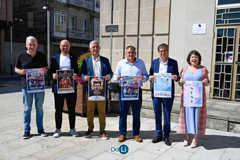 Xo&aacute;n M. Paradela, Ricardo Sieiro, Valent&iacute;n Garc&iacute;a, Amador D&iacute;az, Carlos G&oacute;mez e &Aacute;ngeles Mart&iacute;nez, cos carteis das actividades culturais deste ver&aacute;n en Xinzo. | FOTO: Noelia Caseiro.
