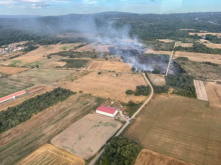 Poco después de las 20:00 horas, el incendio de Trasmiras quedaba controlado. | FOTO: BRIF de Laza.