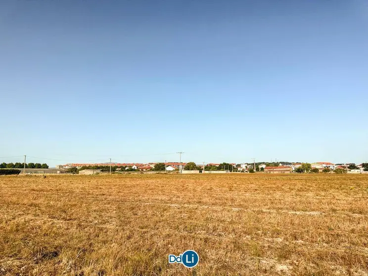 Xa esta tarde se rexistraron altas temperaturas nos campos do interior. | FOTO: Noelia Caseiro.