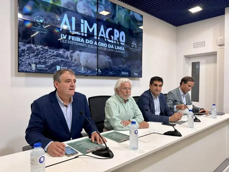 Amador Díaz -á esquerda-, alcalde de Xinzo; con Rosendo Luis Fernández, presidente do Inorde, e o delegado da Xunta en Ourense, Gabriel Alén.