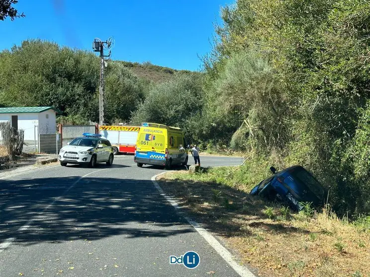 El coche volcó en la cuneta de la OU-1102, a su paso por Morgade.