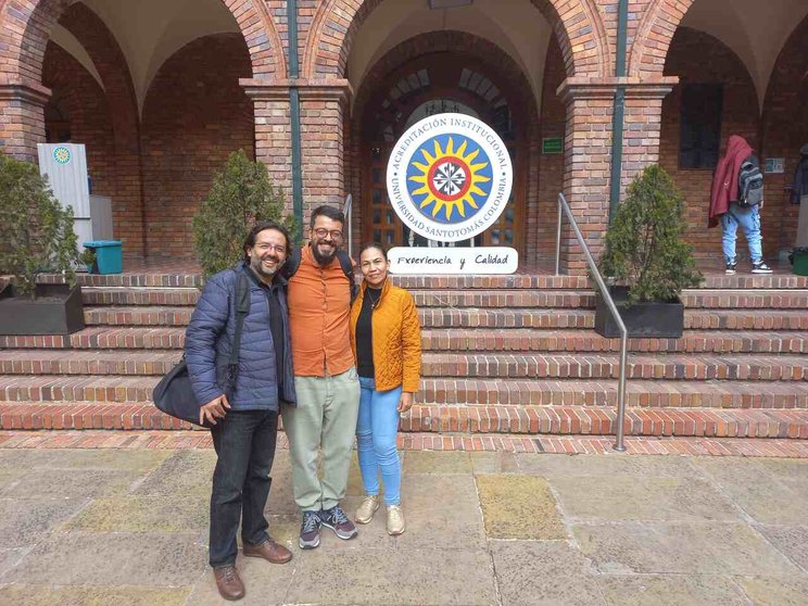 Javier Diz -no centro- estivo dúas semanas na Universidade Santo Tomás de Bogotá, Colombia.