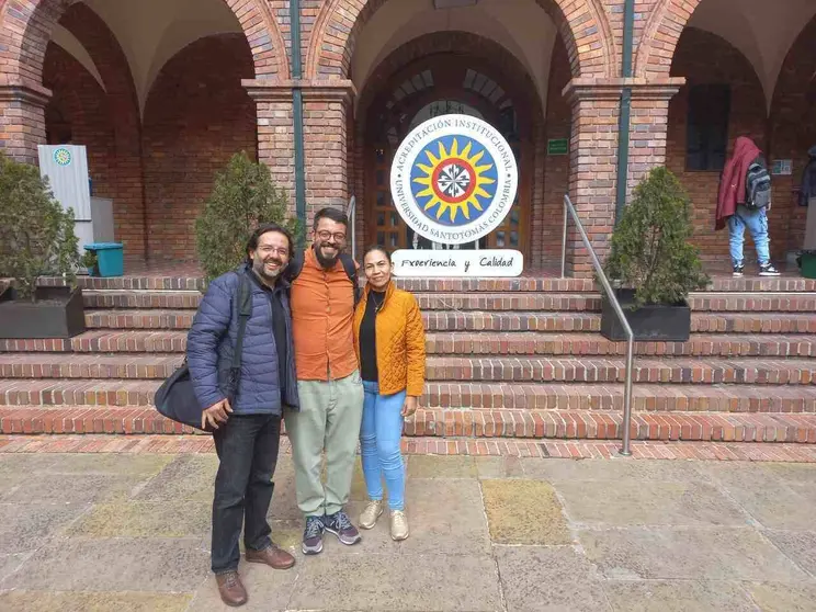 Javier Diz -no centro- estivo dúas semanas na Universidade Santo Tomás de Bogotá, Colombia.