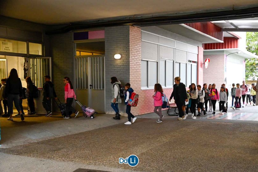 Os alumnos do CEIP Rosalía de Castro de Xinzo volveron este luns ás clases. | FOTO: Noelia Caseiro.