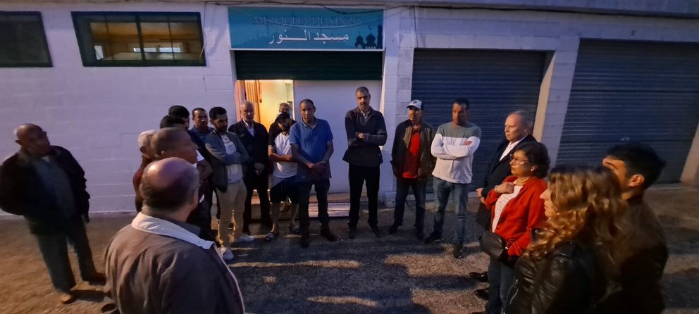 O secretario xeral do PSdeG-PSOE de Ourense, Rafael Rodríguez Villarino; e a voceira socialista en Xinzo, Elvira Lama; reuníronse coa comunidade marroquí da vila.