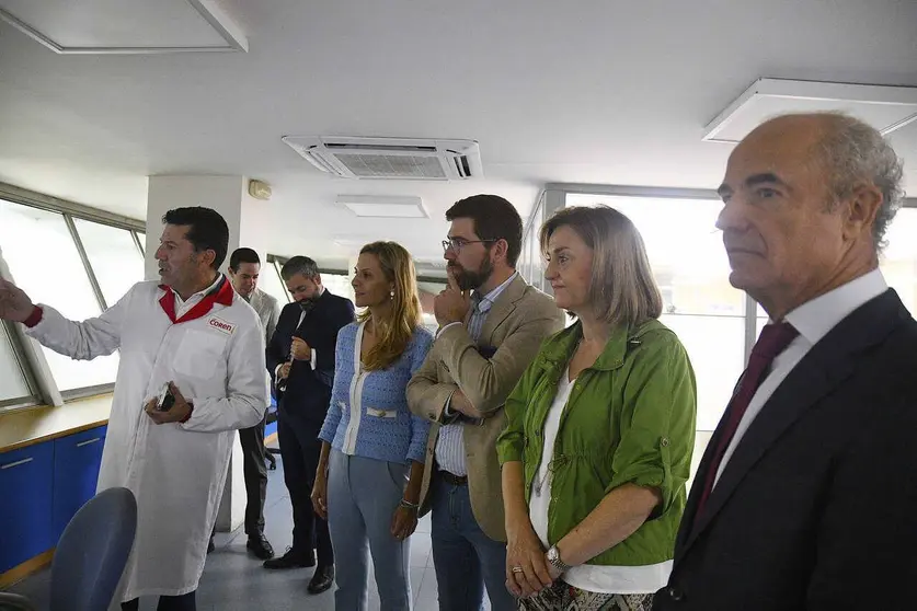 Visita da conselleira de Promoción do Emprego e Igualdade, Elena Rivo, ás instalacións do Grupo Coren.