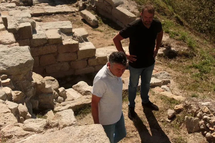 Manuel Pozo e Camilo Vila, concelleiros do BNG, comprobando os desperfectos no Castelo de Pena.