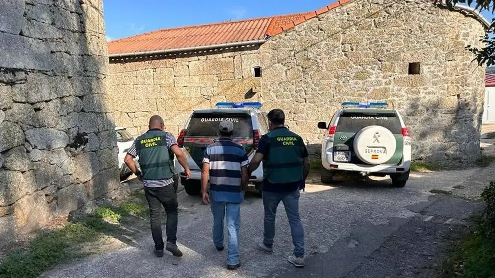 Momento en el que agentes de la Guardia Civil traslada al detenido. | FOTO: Guardia Civil.