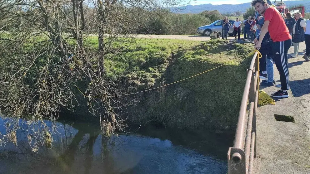 Las primeras hipótesis barajaron la posibilidad de que Ramón se hubiese precipitado con su automóvil al río Limia. | FOTO: Xosé Lois Colmenero.