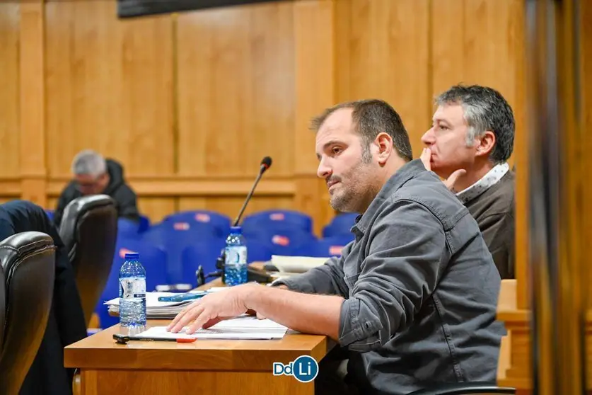 Camilo Vila, del BNG, defendiendo la moción por la falta de pediatras. | FOTO: Noelia Caseiro.