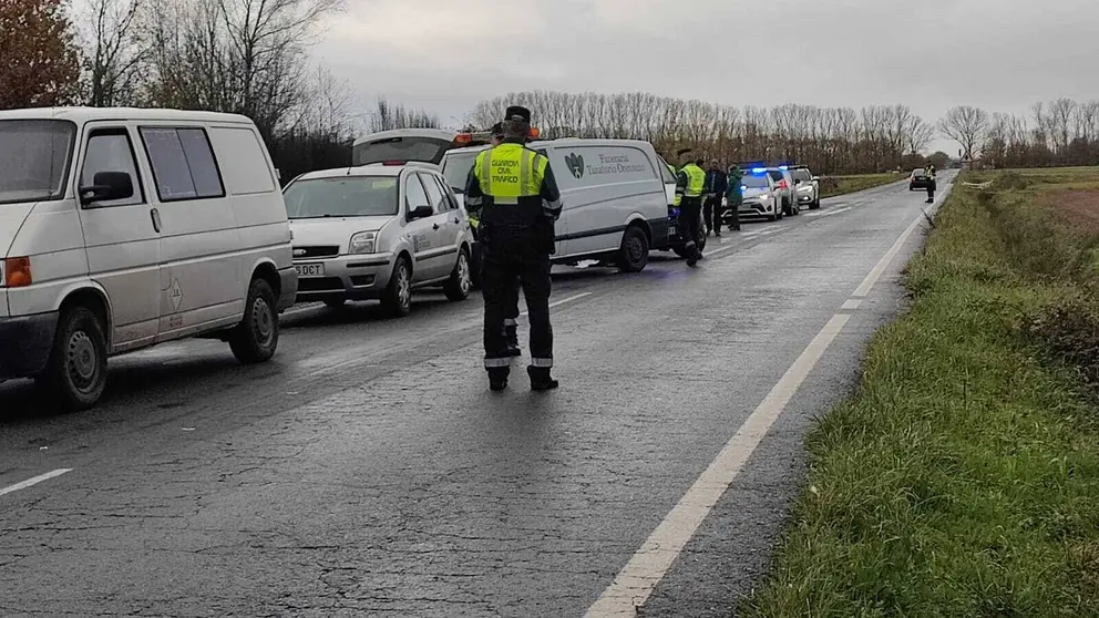 La mujer cayó de la furgoneta blanca, primera de la imagen, en marcha. | FOTO: Xosé Lois Colmenero.