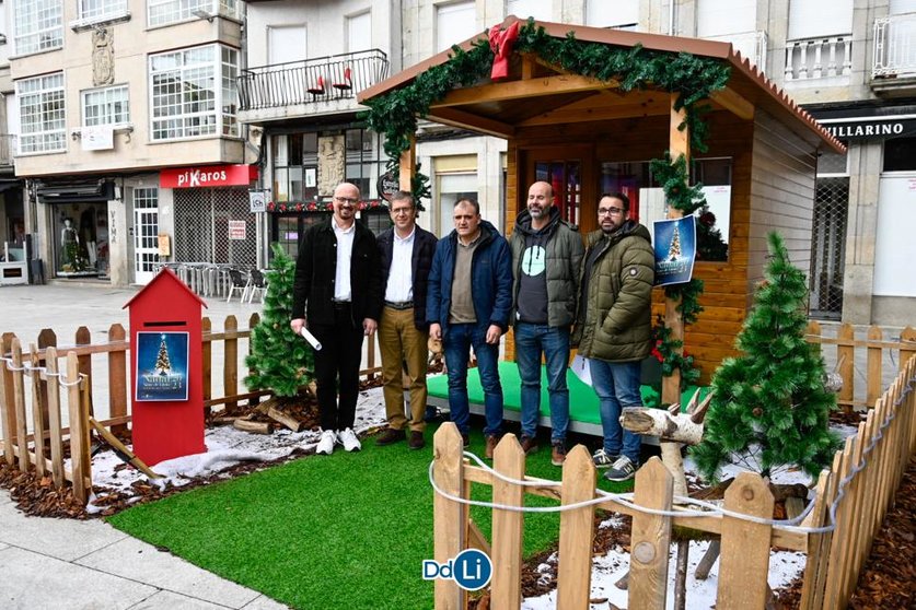 O alcalde, parte dos concelleiros e os técnicos municipais, diante da caseta do Pai Noel. | FOTO: Noelia Caseiro.