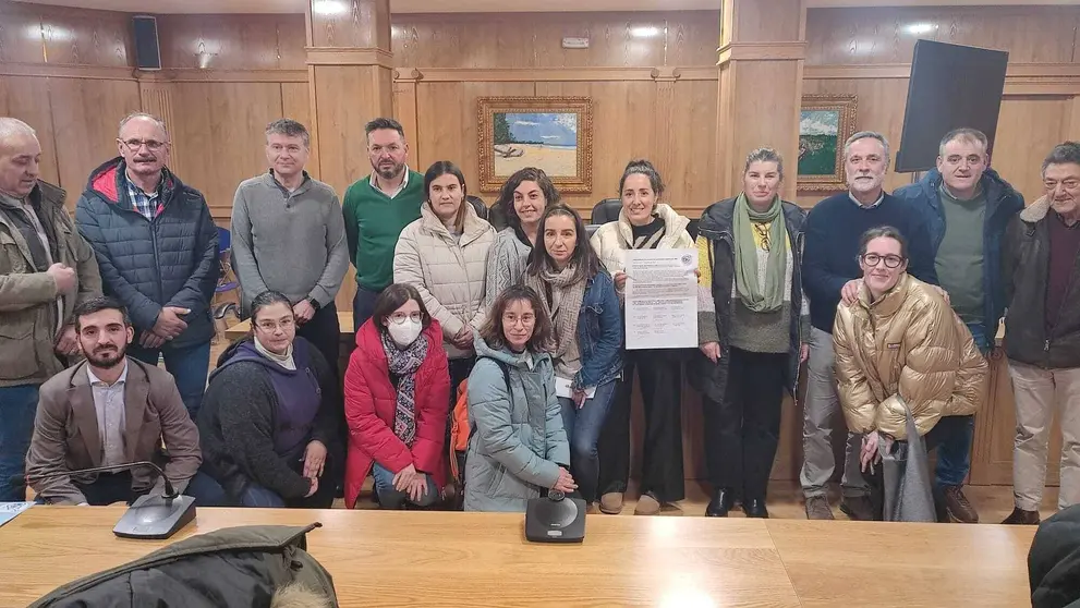 En la foto del pasado 15 de diciembre, sí posaron, aunque ya dejaron claro que la manifestación debía posponerse. | FOTO: Xosé Lois Colmenero.