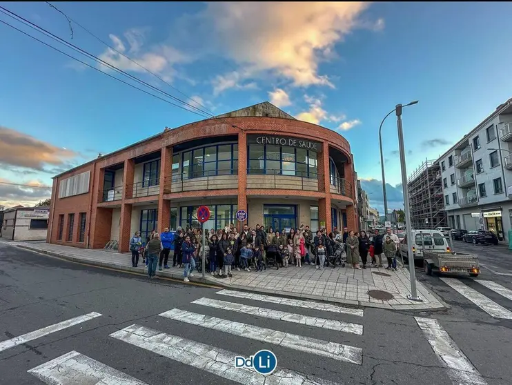 Concentración improvisada el pasado 24 de octubre, ante el centro de salud de Xinzo. | FOTO: Noelia Caseiro.