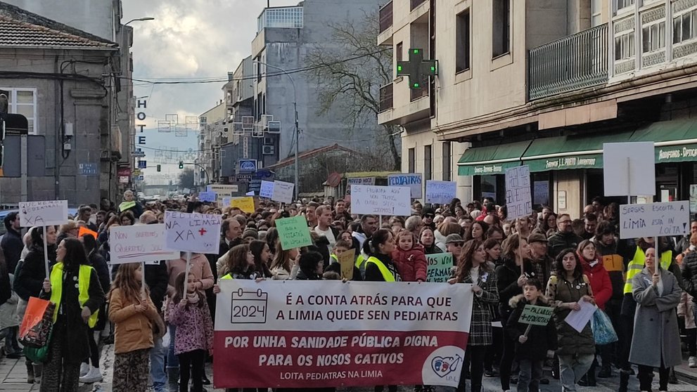La manifestación a su llegada a la avenida de Madrid desde Dos de Mayo. | FOTO: Xosé Lois Colmenero.