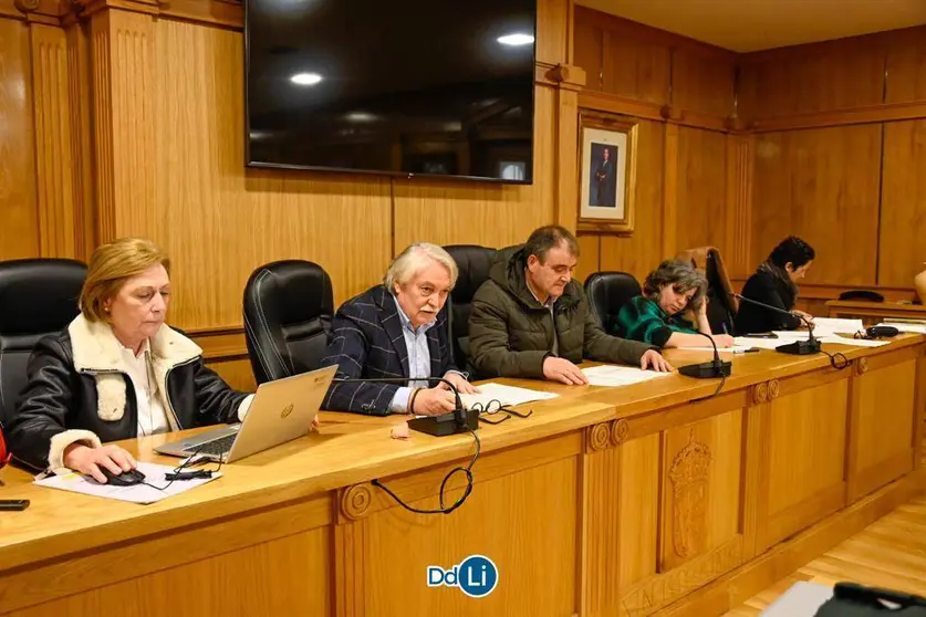 Emilio González Afonso, o subdelegado do Goberno, con Amador Díaz, o rexedor, presidindo a Xunta de Seguridade Cidadá. | FOTO: Noelia Caseiro.