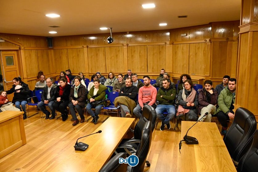 Asistentes a la reunión convocada para que los regidores dieran cuenta del encuentro con el conselleiro. | FOTO: Noelia Caseiro.