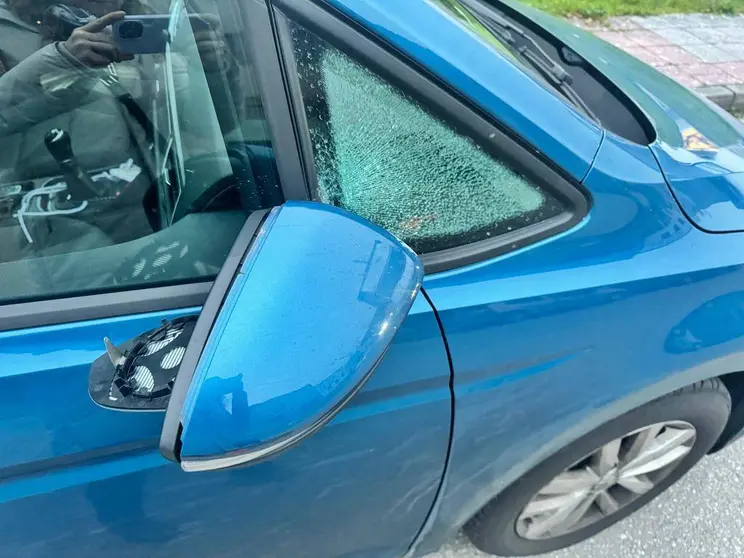 Daños en uno de los vehículos afectados por las pedradas lanzadas desde el puente de Trasmiras.