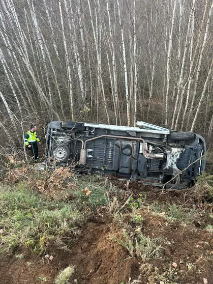 El accidente tuvo lugar en un sinuoso trazado de la OU - 531. | FOTO: Guardia Civil.