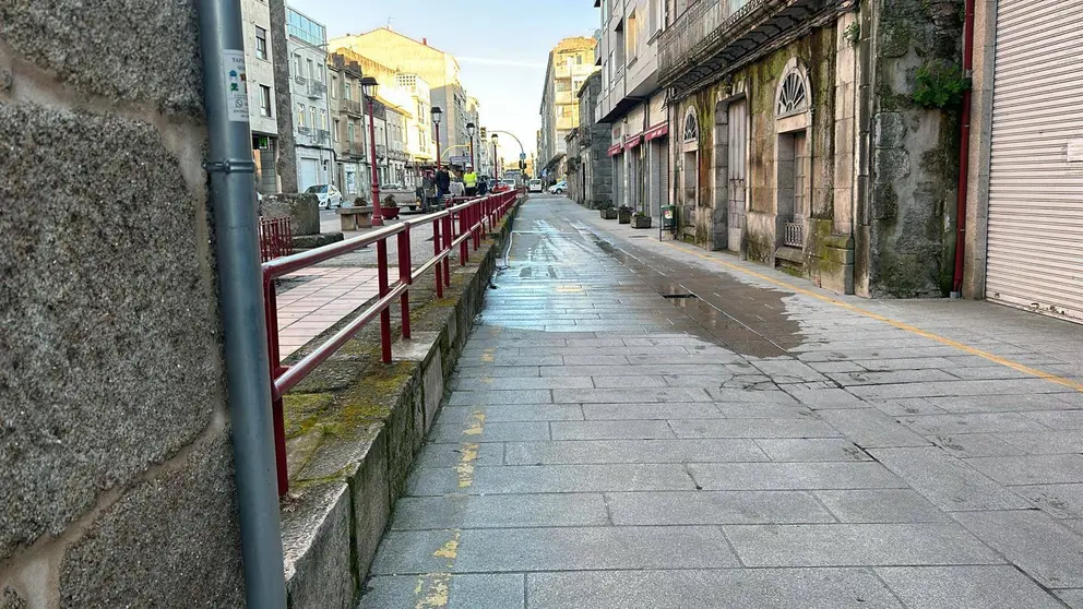 Operarios de la compañía eléctrica trabajando para subsanar la avería en la calle Lepanto.