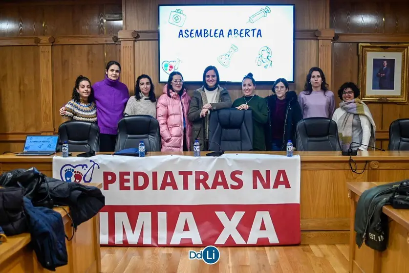 Una amplia representación de la Plataforma, antes de comenzar la asamblea abierta de este viernes. | FOTO: Noelia Caseiro.