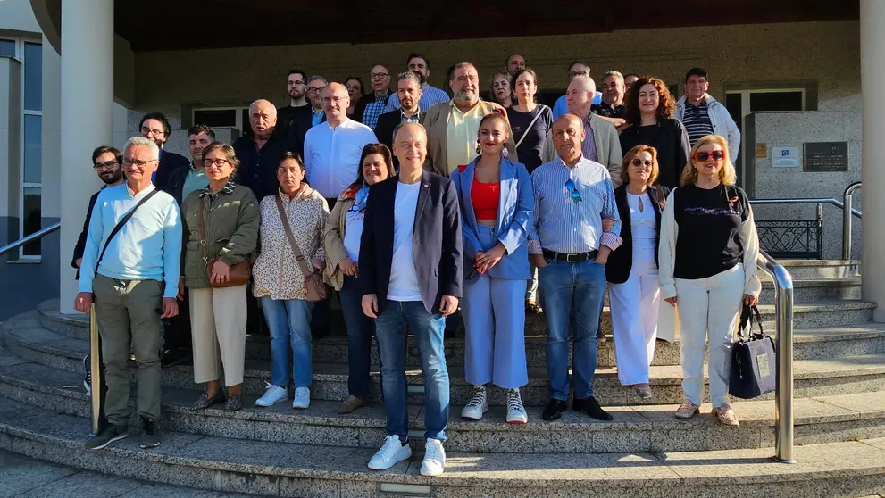 Tras el comité provincial, los asistentes posaron en las escaleras del restaurante Santa Cruz.