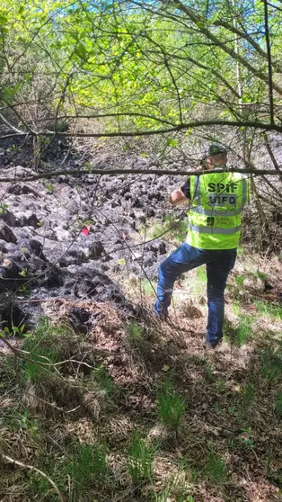 Uno de los agentes de la UIFO recabando datos sobre el terreno.