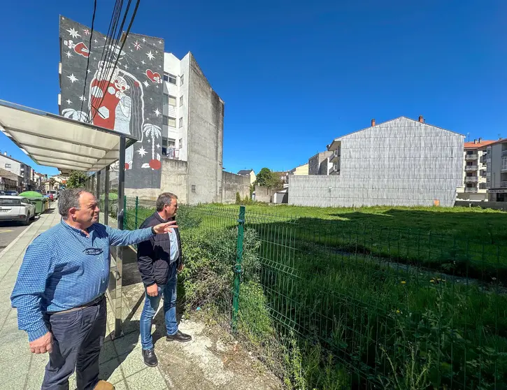 Ramón Gómez, concejal de Obras, con el alcalde de Xinzo de Limia, Amador Díaz, observando los terrenos del nuevo estacionamiento.