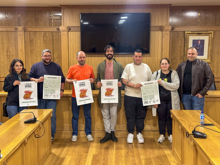 Integrantes de la nueva Asociación de Hostaleiros da Limia posan con el cartel de la primera edición de "Tapiñas".