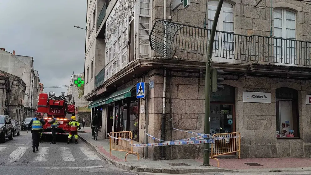 El tráfico sentido Bande permaneció cortado casi una hora en la calle Dos de Mayo. | FOTO: Xosé Lois Colmenero.