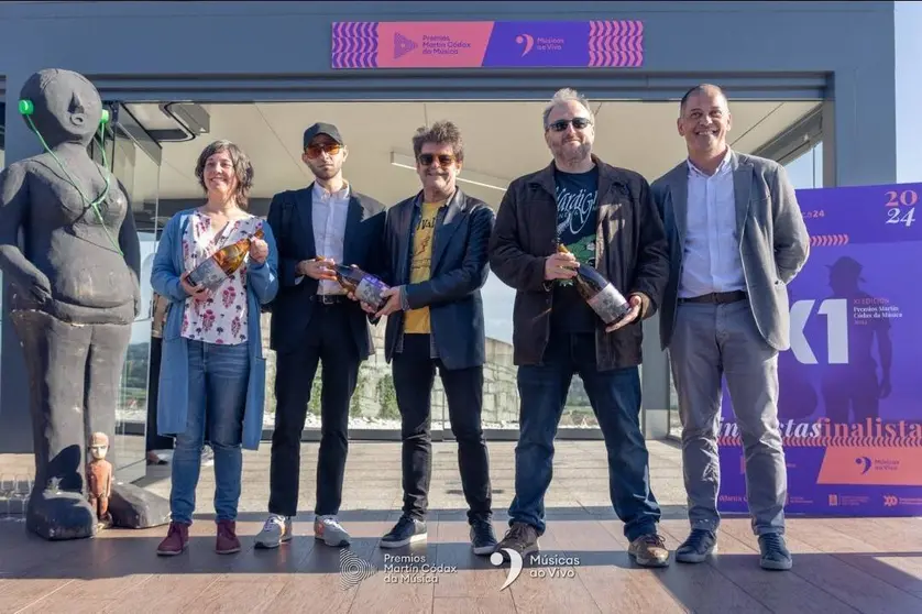 Noe Vázquez, acompañada dos representantes das salas Mardi Gras e A Pousada da Galiza Imaxinaria. | FOTO: PixelinPhoto.