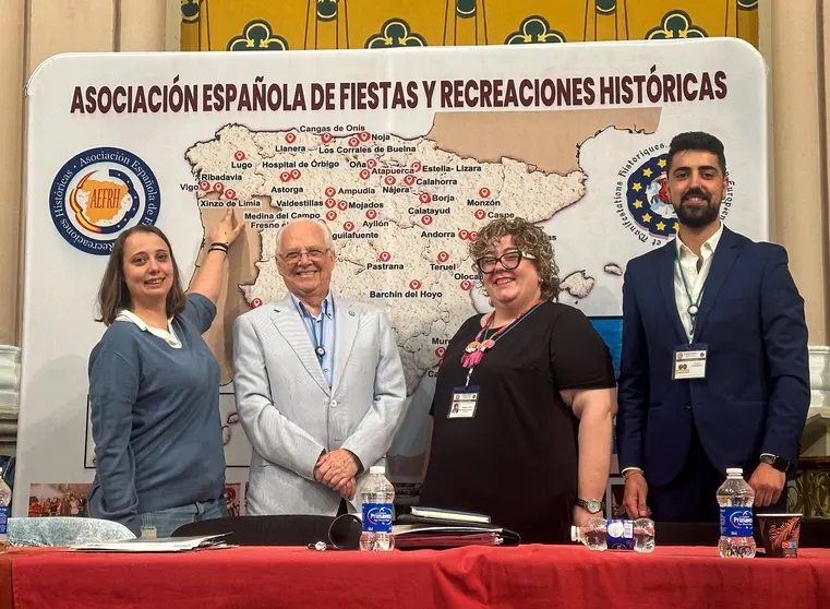 Ana Lozano, tesorera de la AC Civitas Limicorum; con Antonio Madrid, presidente de la Asociación de Fiestas y Recreaciones Históricas, su vicepresidenta, Conchi Ojea, y Marcos Argibay, presidente de la Civitas Limicorum.