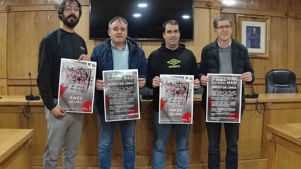 Iván Prado (Asociación Cultural A Pantalla), el alcalde de Xinzo, Amador Díaz; Carlos Valle (presidente A. C. A Pantalla), y Carlos Gómez Salgado, concelleiro de Cultura. | FOTO: Xosé Lois Colmenero.