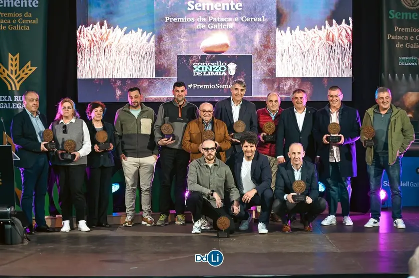 Foto grupal de todos os premiados na I Edici&oacute;n dos Premios Semente. | FOTO: Noelia Caseiro.