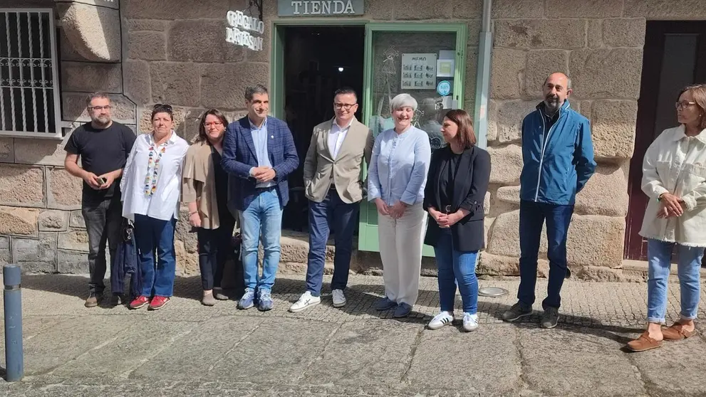 20250522 José González, Gabriel Alén, Elena Fabeiro, visita allariz, artesanía de galicia