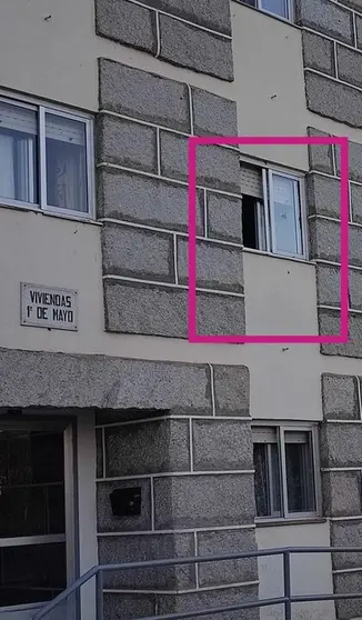 Impactos de bala en la vivienda de la exmujer del vecino de Xinzo. | FOTO: Xosé Lois Colmenero.