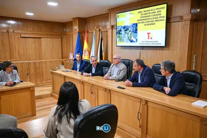 El subdelegado del Gobierno en Ourense y el alcalde de Xinzo anuncian el comienzo de las obras que transformar&aacute;n la v&iacute;a principal de Xinzo por completo. | FOTO: Noelia Caseiro.