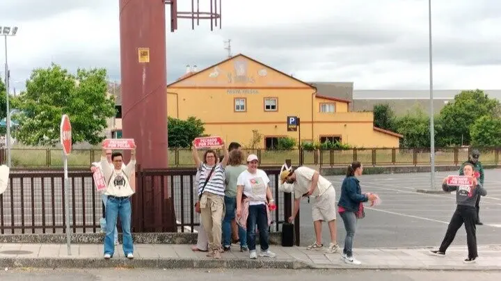 Trabajadores frente a Gadis en Xinzo de Limia