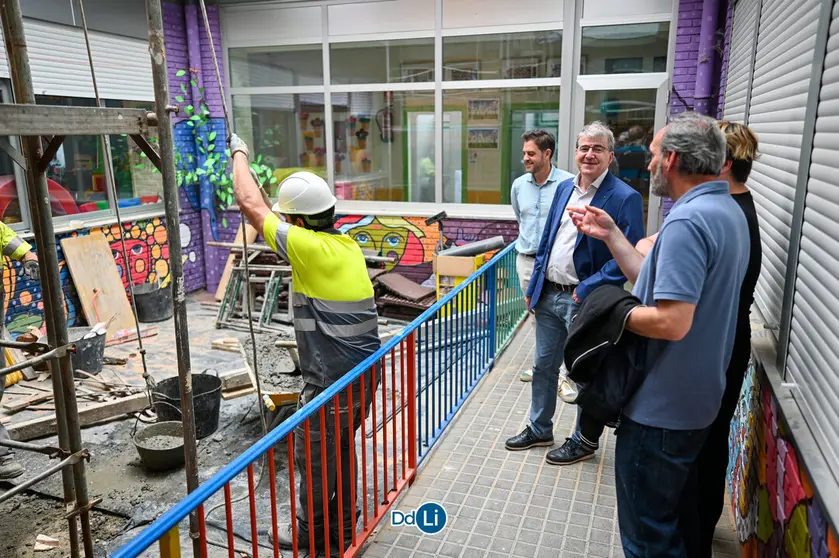 Manuel Pardo visit&oacute; el CEIP Carlos Casares para ver en que estado se encuentra la obra del futuro ascensor del centro. | FOTO: Noelia Caseiro.