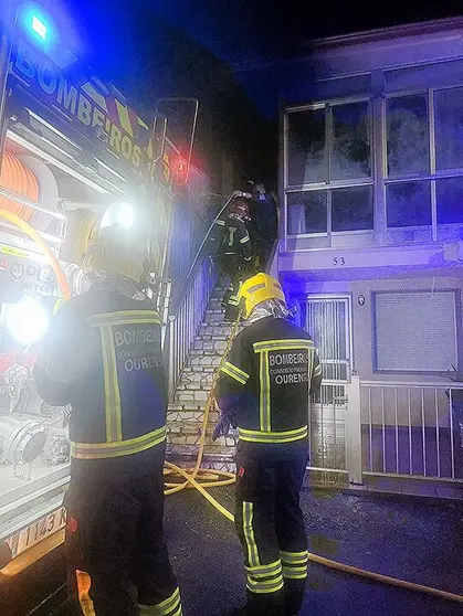 Efectivos del Consorcio Provincial de Bomberos, en el incendio declarado en Paradela de Abeleda.